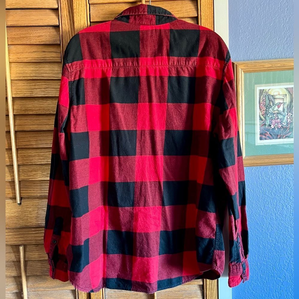 H&M Red and Black Buffalo Plaid Casual Button Down Shirt - Picture 11 of 12